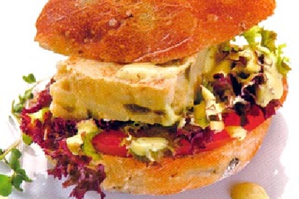 Bocadillo de Tortilla, Tomate  Pimientos y Tabasco