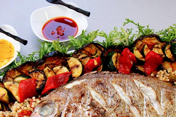 Salmon asado en salsa de albahaca y pimiento Salmon asado en salsa de albahaca y pimiento